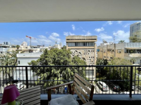Gordon/Lala Land beach balcony apartment